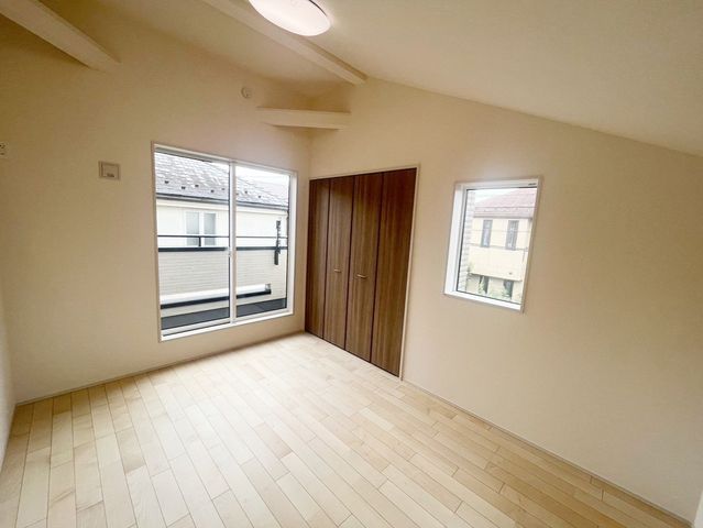 ���̑����� 2�ʍ̌��̂������Ȃ̂ŁA�z�̌������������荞�߂Ė��邢�����ł�������2�ʂ���̂ŊJ�����������ĕ��ʂ����ǍD�ł���|�J�|�J�̂����l�̌�����������C�����̗ǂ���Ԃł��i�B�e���F2026.9.4�j