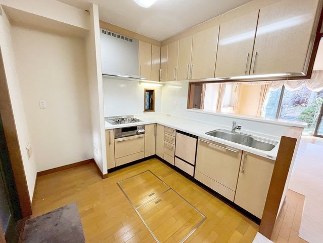 �L�b�`�� �H���t���̊J���I�ȃL�b�`���́A���r���O�S�̂₨��܂Ō��n������S���̂���݌v�I���������Ƒ��Ƃ̃R�~���j�P�[�V�������Ƃ�āA�����Ȃ��q�l�̂��邲�ƒ�ɂ����ꂵ���|�C���g��
