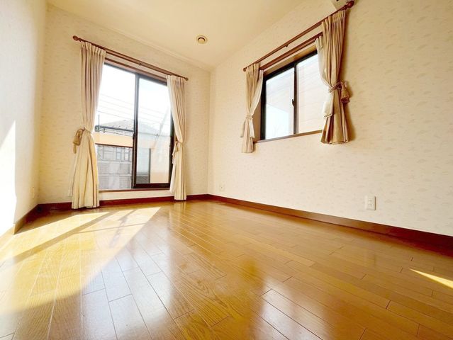 ���̑����� 2�ʍ̌��̂������Ȃ̂ŁA�z�̌������������荞�߂Ė��邢�����ł�������2�ʂ���̂ŊJ�����������ĕ��ʂ����ǍD�ł���|�J�|�J�̂����l�̌�����������C�����̗ǂ���Ԃł�