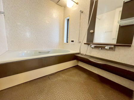 ���� �����͍L�X�Ƃ���1620�T�C�Y�ł��������������L�΂���L���Ń����b�N�X���ʂ��������j�b�g�o�X�͉Ƒ��ł̓��������₷���ł��B�􂢏���L�����q�l�ƈꏏ�Ƀo�X�^�C�����y���߂܂�