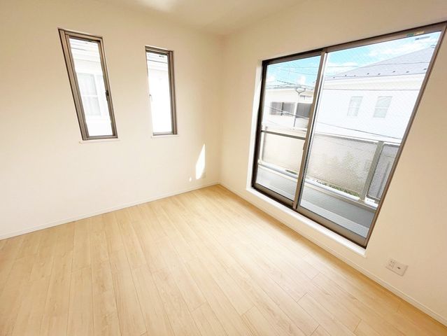 ���̑����� 2�ʍ̌��̂������Ȃ̂ŁA�z�̌������������荞�߂Ė��邢�����ł�������2�ʂ���̂ŊJ�����������ĕ��ʂ����ǍD�ł���|�J�|�J�̂����l�̌�����������C�����̗ǂ���Ԃł��i�B�e���F2026.9.14�j