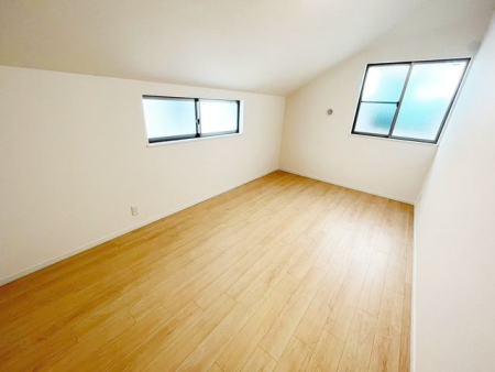 ���̑����� 2�ʍ̌��̂������Ȃ̂ŁA�z�̌������������荞�߂Ė��邢�����ł�������2�ʂ���̂ŊJ�����������ĕ��ʂ����ǍD�ł���|�J�|�J�̂����l�̌�����������C�����̗ǂ���Ԃł��i�B�e���F2026.9.14�j