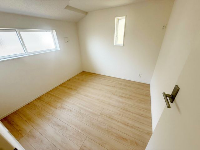 ���̑����� 2�ʍ̌��̂������Ȃ̂ŁA�z�̌������������荞�߂Ė��邢�����ł�������2�ʂ���̂ŊJ�����������ĕ��ʂ����ǍD�ł���|�J�|�J�̂����l�̌�����������C�����̗ǂ���Ԃł�