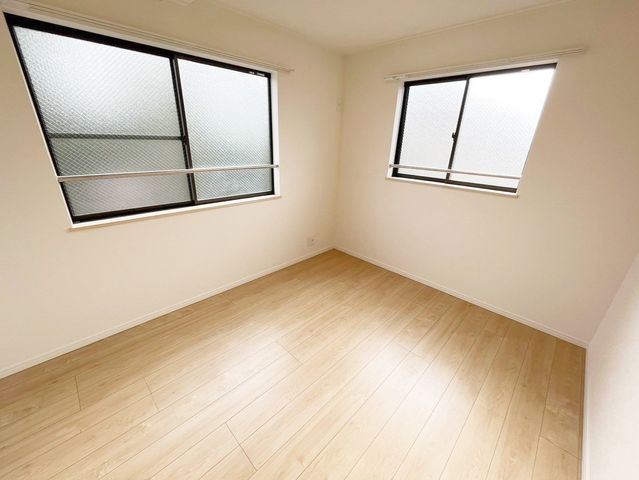 ���̑����� 2�ʍ̌��̂������Ȃ̂ŁA�z�̌������������荞�߂Ė��邢�����ł�������2�ʂ���̂ŊJ�����������ĕ��ʂ����ǍD�ł���|�J�|�J�̂����l�̌�����������C�����̗ǂ���Ԃł��i�B�e���F2026.9.25�j