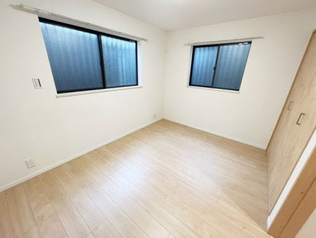 ���̑����� 2�ʍ̌��̂������Ȃ̂ŁA�z�̌������������荞�߂Ė��邢�����ł�������2�ʂ���̂ŊJ�����������ĕ��ʂ����ǍD�ł���|�J�|�J�̂����l�̌�����������C�����̗ǂ���Ԃł��i�B�e���F2026.9.25�j