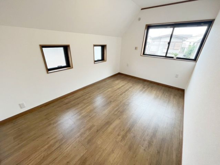 ���̑����� 2�ʍ̌��̂������Ȃ̂ŁA�z�̌������������荞�߂Ė��邢�����ł�������2�ʂ���̂ŊJ�����������ĕ��ʂ����ǍD�ł���|�J�|�J�̂����l�̌�����������C�����̗ǂ���Ԃł��i�B�e���F2026.10.16�j