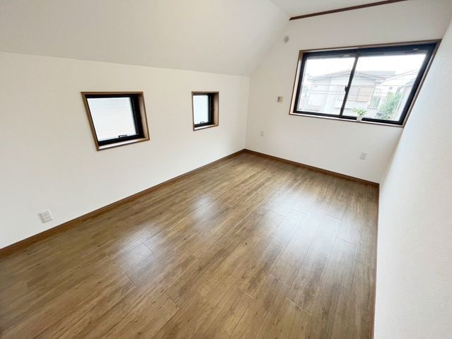 ���̑����� 2�ʍ̌��̂������Ȃ̂ŁA�z�̌������������荞�߂Ė��邢�����ł�������2�ʂ���̂ŊJ�����������ĕ��ʂ����ǍD�ł���|�J�|�J�̂����l�̌�����������C�����̗ǂ���Ԃł��i�B�e���F2026.10.16�j